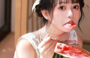 在“吃瓜论坛”网页上，听着乔治小透明的事迹，我的情绪起伏不定